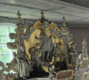 Altenau, Kirche, Innenraum, Aufersethungsrelief am Altar, 2025