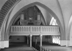 Sudwalde, Empore mit Orgel, neugotischer Prospekt