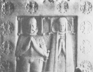 Loxstedt, Kirche, Innenraum, oberer Teil Grabplatte, Reliefdarstellungen der Verstorbenen