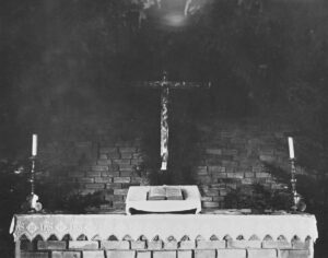 Sandbostel, Lagerkirche, Innenraum. Altar