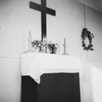 Gelliehausen, Friedhofskapelle, Innenraum, Altar, Kreuz