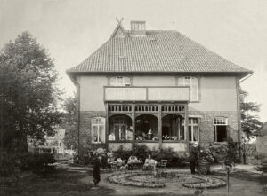 Sittensen Pfarrhaus Gartenseite P. Rudolf Weber und Familie